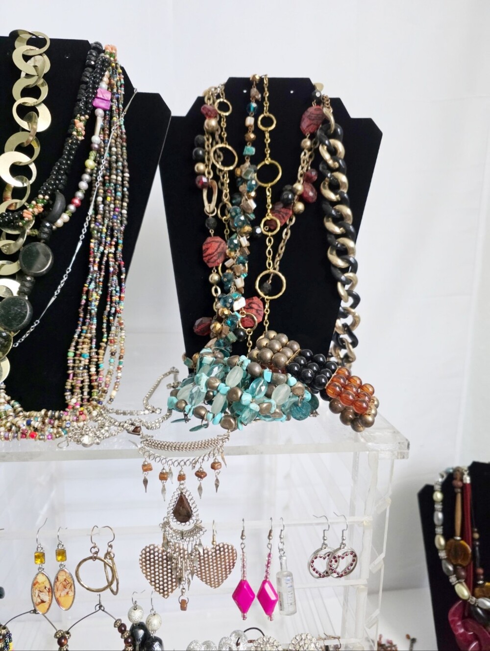 6.75lb Of Jewelry 109 Piece Earrings Bracelets Brooches Necklaces Rings - Picture 4 of 8